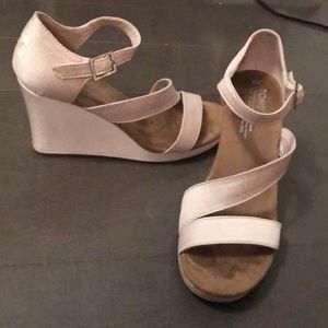 TOMS Grosgrain wedge heel in blush. Size 8